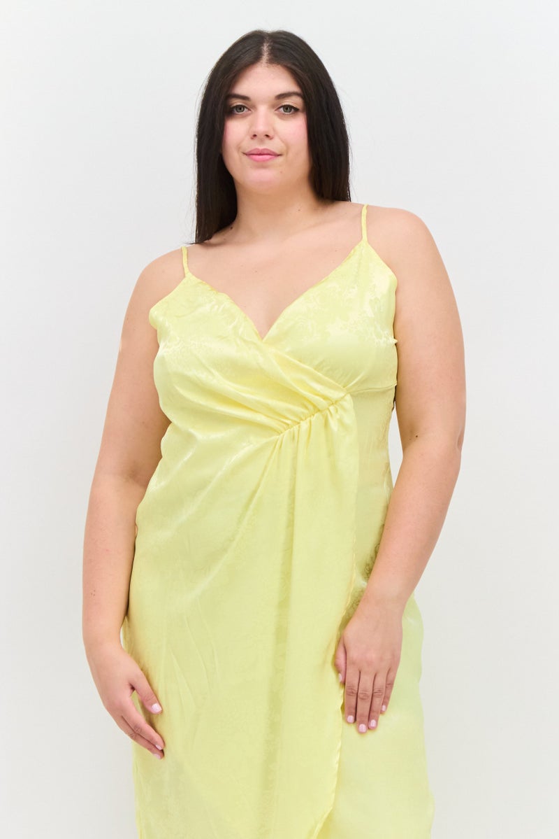 Flounce London فستان ميدي مزخرف بنمط زهور للنساء بحجم كبير، أصفر - Image 4